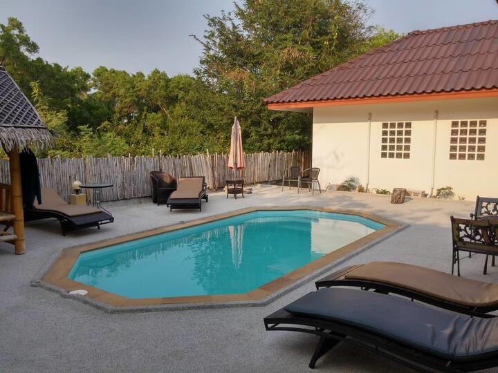 Vue de la piscine du Bamboo Resort