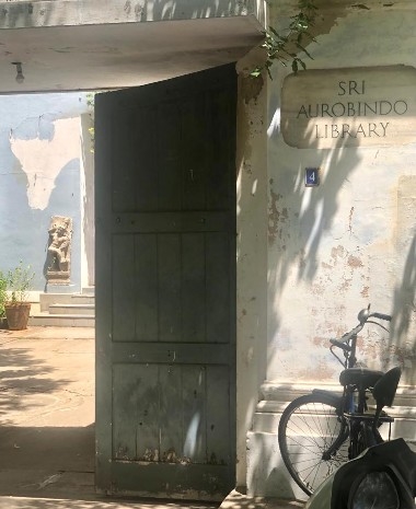 l'entrée de la bibliothèque de l'ashram d'Aurobindo