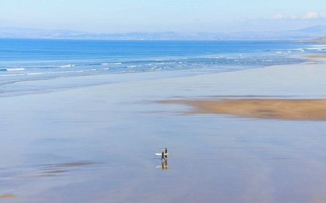 surfers sur la plage de Bundoran