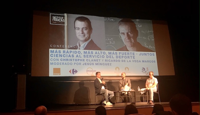 investigadores debaten en el escenario