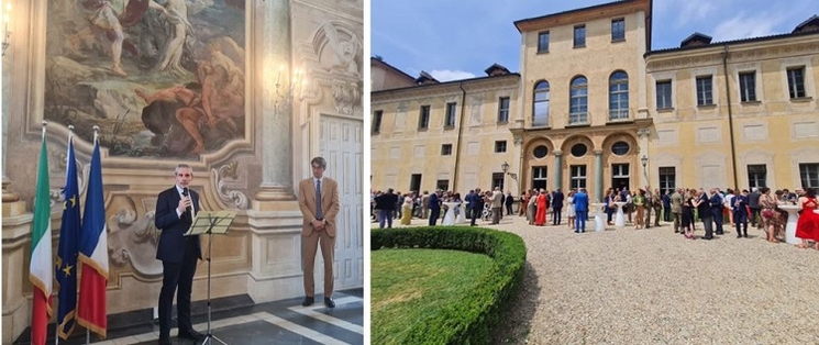 persone a un ricevimento nel cortile di un palazzo il 14 luglio a Torino