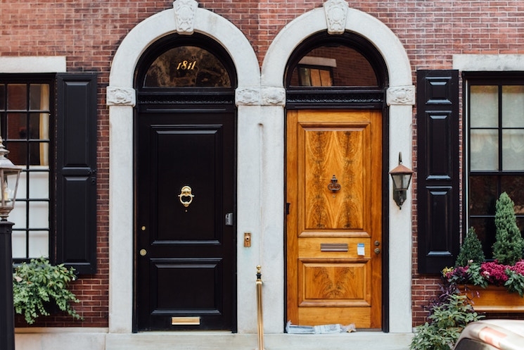 Deux portes de maisons mitoyennes différentes dans une ville anglaise