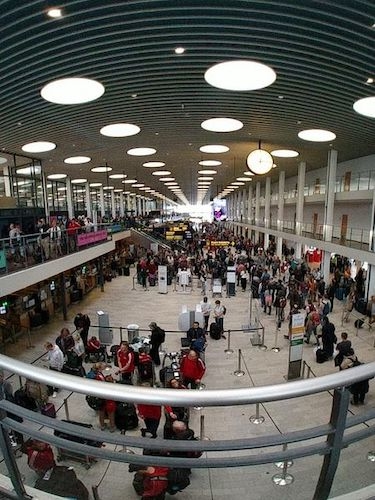 longues files attente à l'enregistrement et à la sécurité de l'aéroport de Copenhague