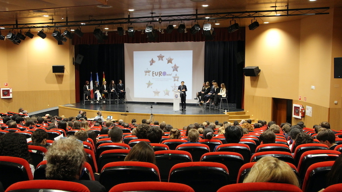 La salle du théâtre est pleine le jour de l'inauguration