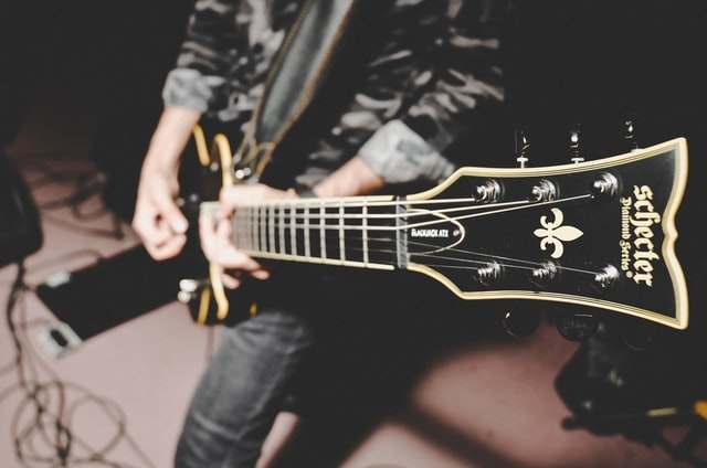 un musicien avec une guitare noire a valence pendant la fete de la musique