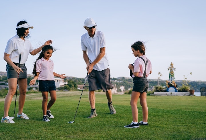 Une famille joue au golf