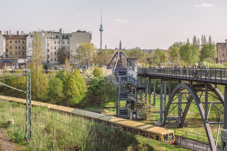 Le ringbahn de Berlin avec la tour de télévision.