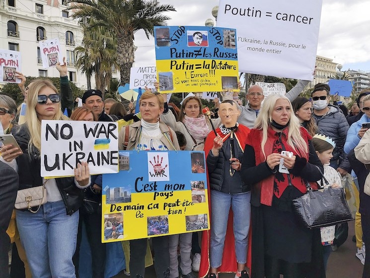 Une manifestation à Nice contre la guerre en Ukraine, 27 février 2022 - Wikimedia Commons. 