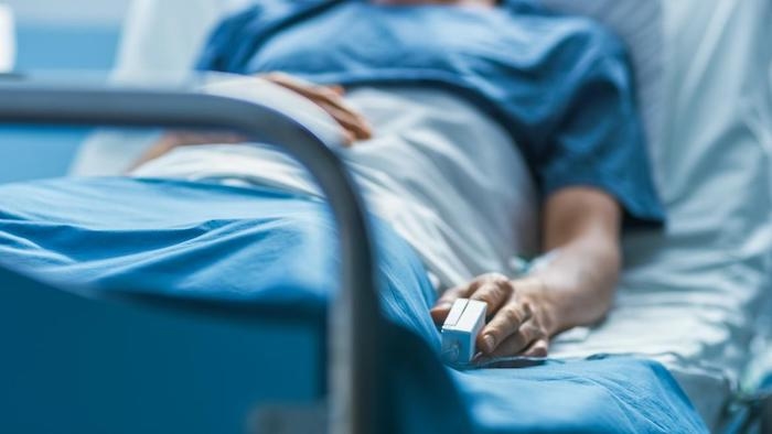 une personne dans son lit d'hôpital