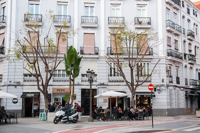 la façade blanche d'un immeuble dans le quartier de Ruzafa à Valencia