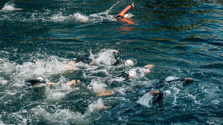 Groupe de nageurs dans un lac