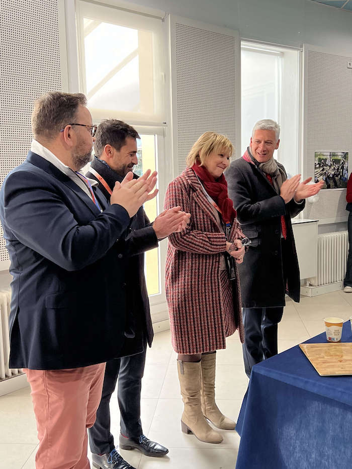 Le proviseur et personnel éducatif du lycée français de Valence en train d'applaudir Françoise Guichard