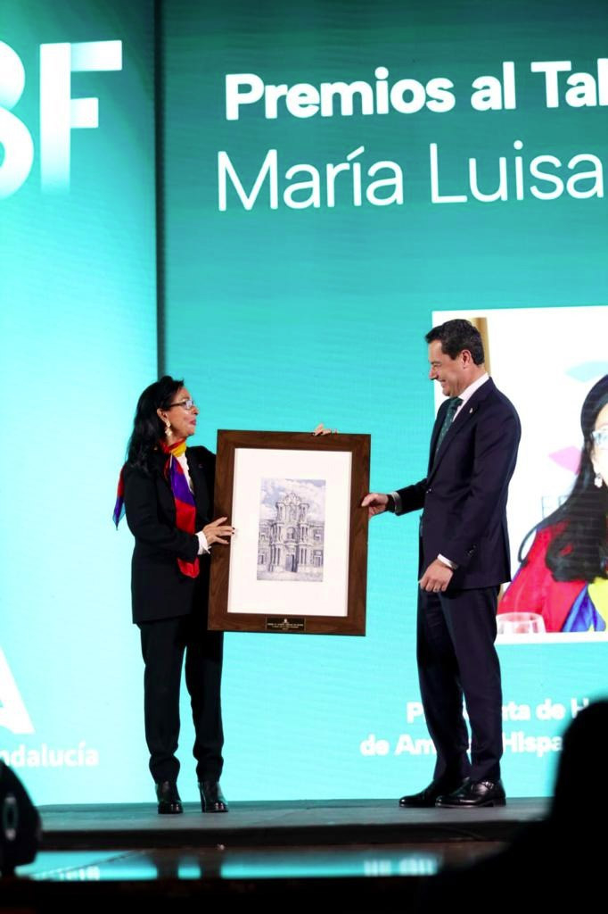 Juanma Moreno remet le prix à maria Luisa de contes