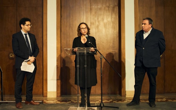 Photographie des trois commissaires de l'exposition Juifs et musulmans, Mathias Dreyfuss (à gauche), Karima Dirèche (au centre) et Benjamin Stora (à droite)