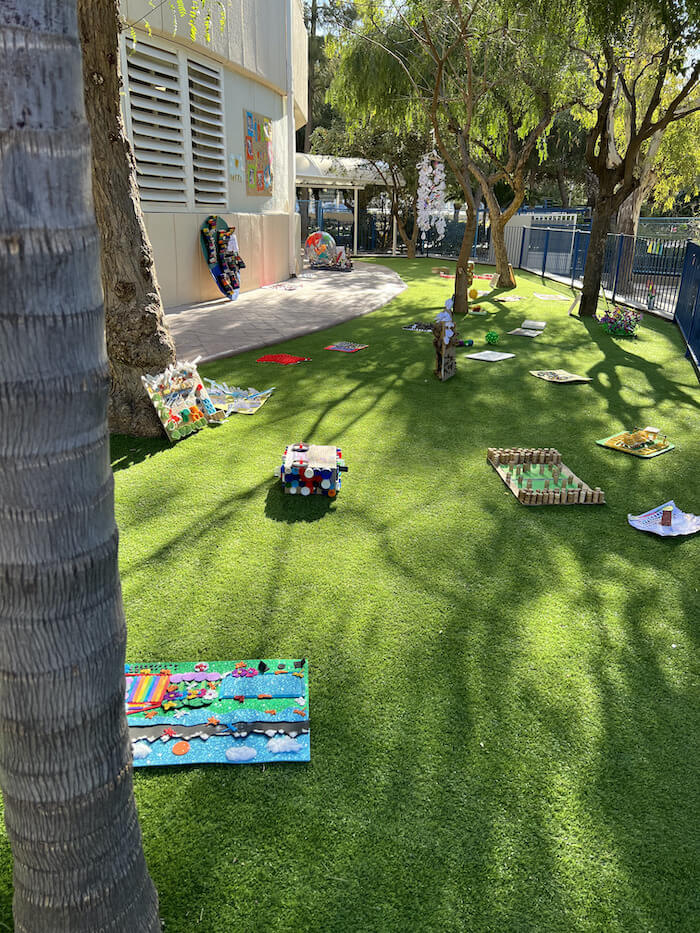 des jeux d'enfants sur l'herbe dans les jardins du lycée français de Valence