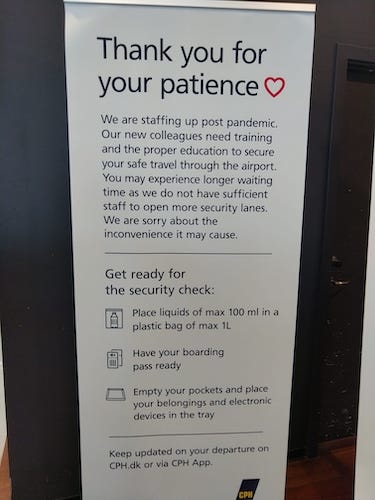 Message affiché à l'aéroport de Copenhague incitant à la patience