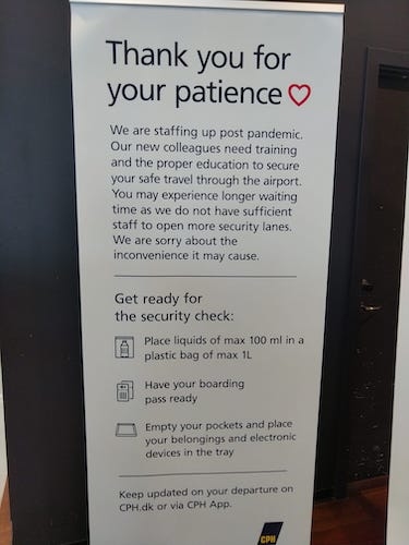 Message affiché à l'aéroport de Copenhague incitant à la patience 