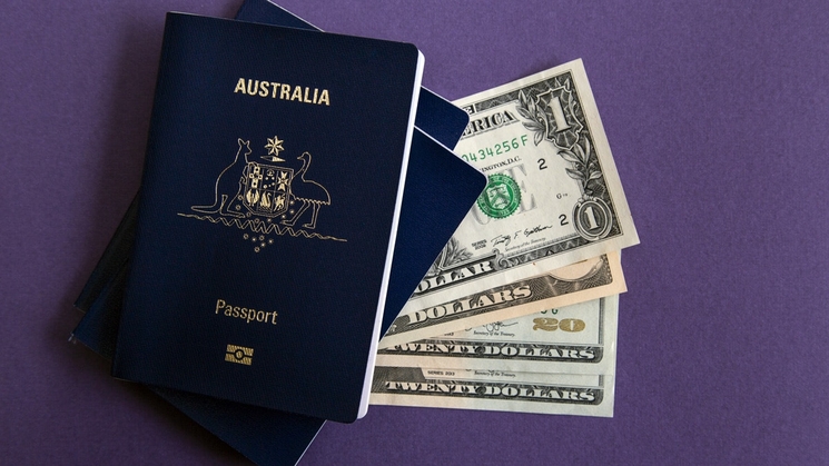 un passeport avec des billets dollars à l'intérieur