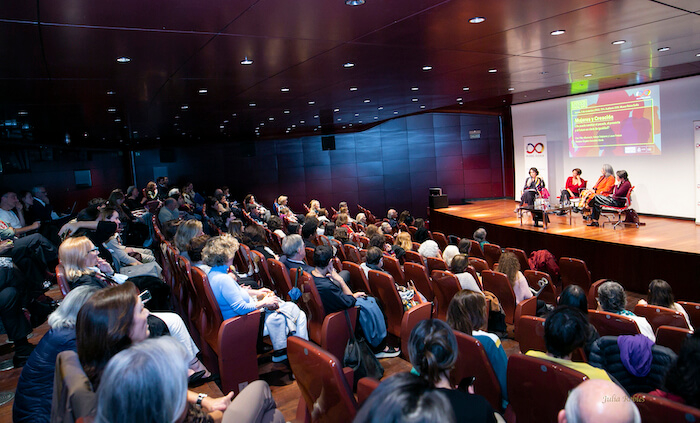 beaucoup de monde au colloque