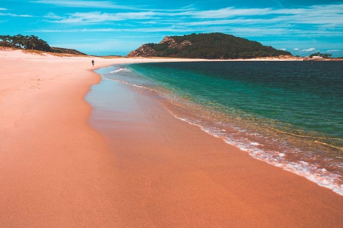 une plage de sable rose dans les îles Cíes en Espagne