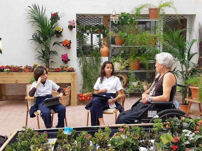 des enfants et personnes âgées se rencontrent