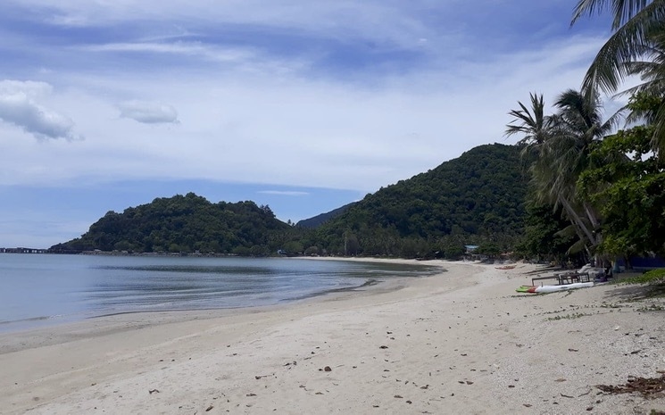 Vue d'une plage de Khanom dans la province thailandaise de Nakhon Si Thammarat