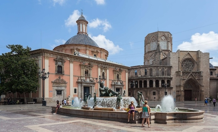 Découvrez la Plaza de la Virgen et ses alentours avec Marc Insanally