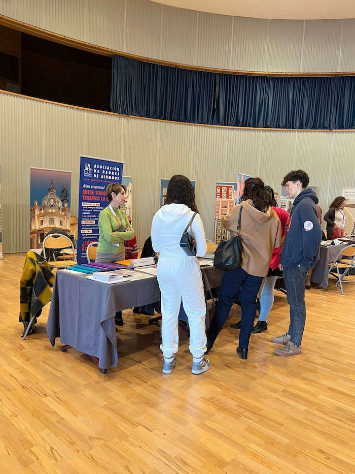 Le stand de l'association des parents d'élèves du lycée français de Valence