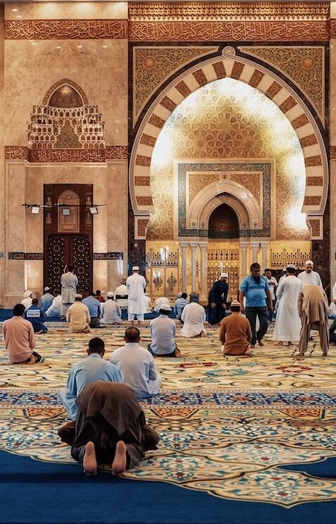 Musulmans priant pendant le ramadan dans une mosquée