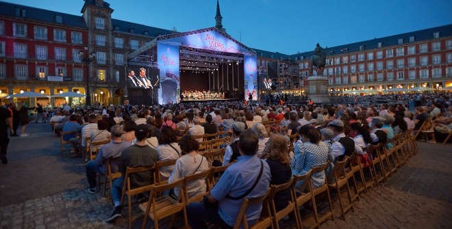 Les spectateurs d'un concert à la plaza mayor