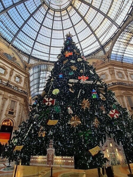 sapin de Noël Swarovski dans la galerie victor emmanuele à Milan