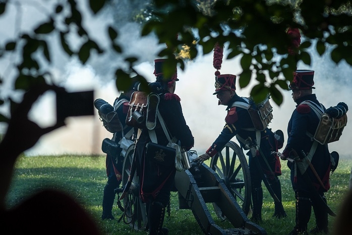 des soldats napoleoniens se preparent a tirer