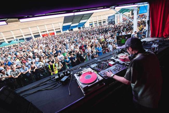 le festival de jour, avec des gens qui écoutent un dj