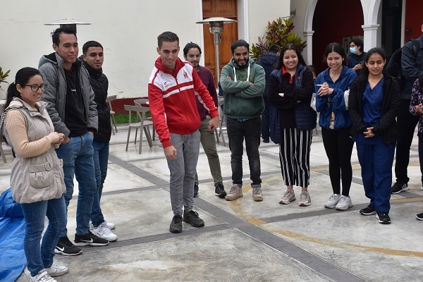 Tanguy Penin, le phénomène de la « pétanque freestyle » en démonstration à Lima