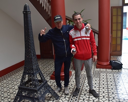 Tanguy Penin, le phénomène de la « pétanque freestyle » en démonstration à Lima