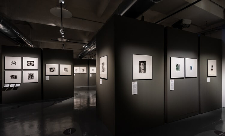 salles d'expositions avec photographies en noir et blanc