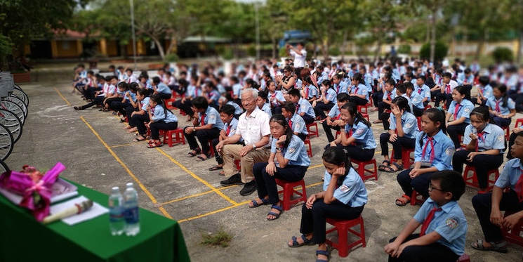 Tran Van Tho et les écoliers bénéficiaires du projet