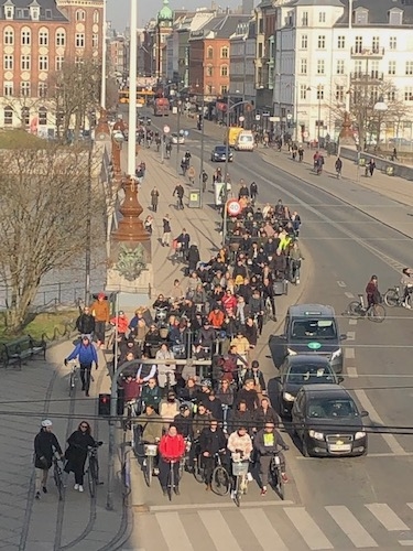 heure de pointe à Copenhague sur les pistes cyclables 