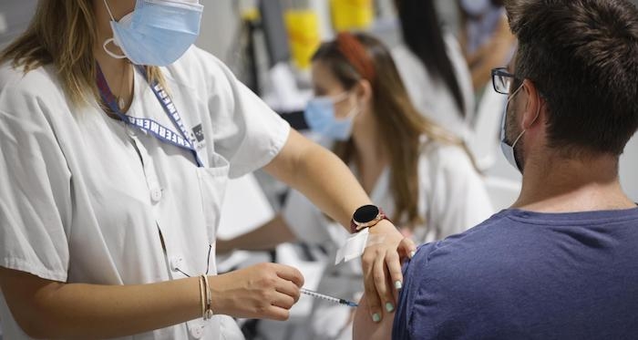 Une infirmière met le vaccin covid a un homme à l'hôpital zendal