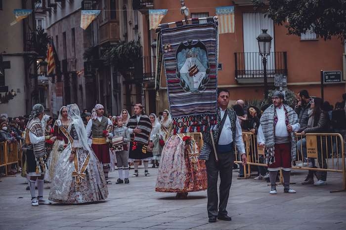 Des personnes en train de défiler en habits traditionnels lors d'une procession religieuse à Valencia