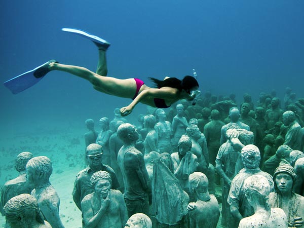 underwater-sculpture-park-cancun-mexico-wide-diver_30895_600x450